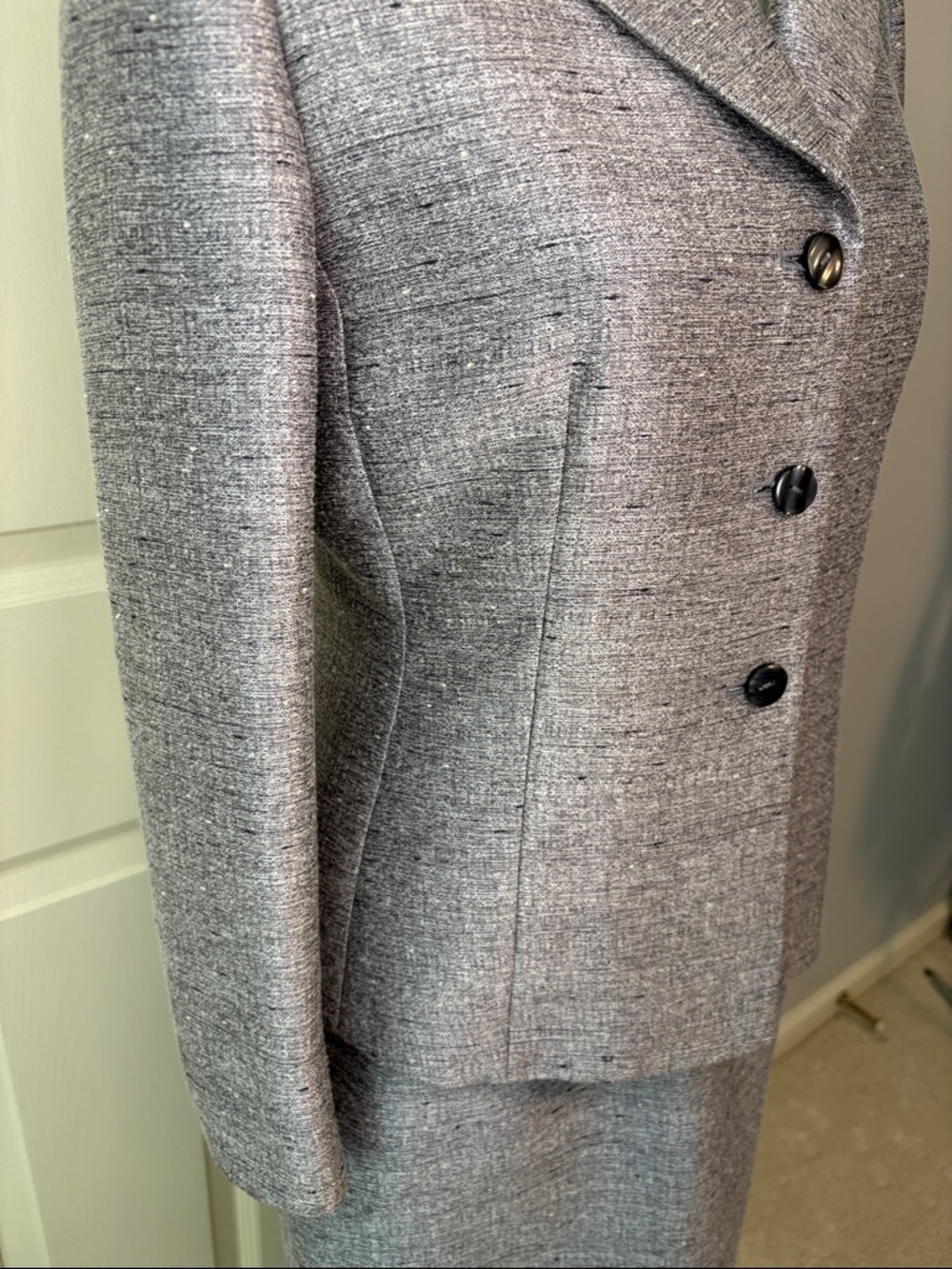 Le Suit Petite Shimmery Gray 3 Button Jacket and Skirt Suit Set Size 6P Like New - Picture 9 of 14
